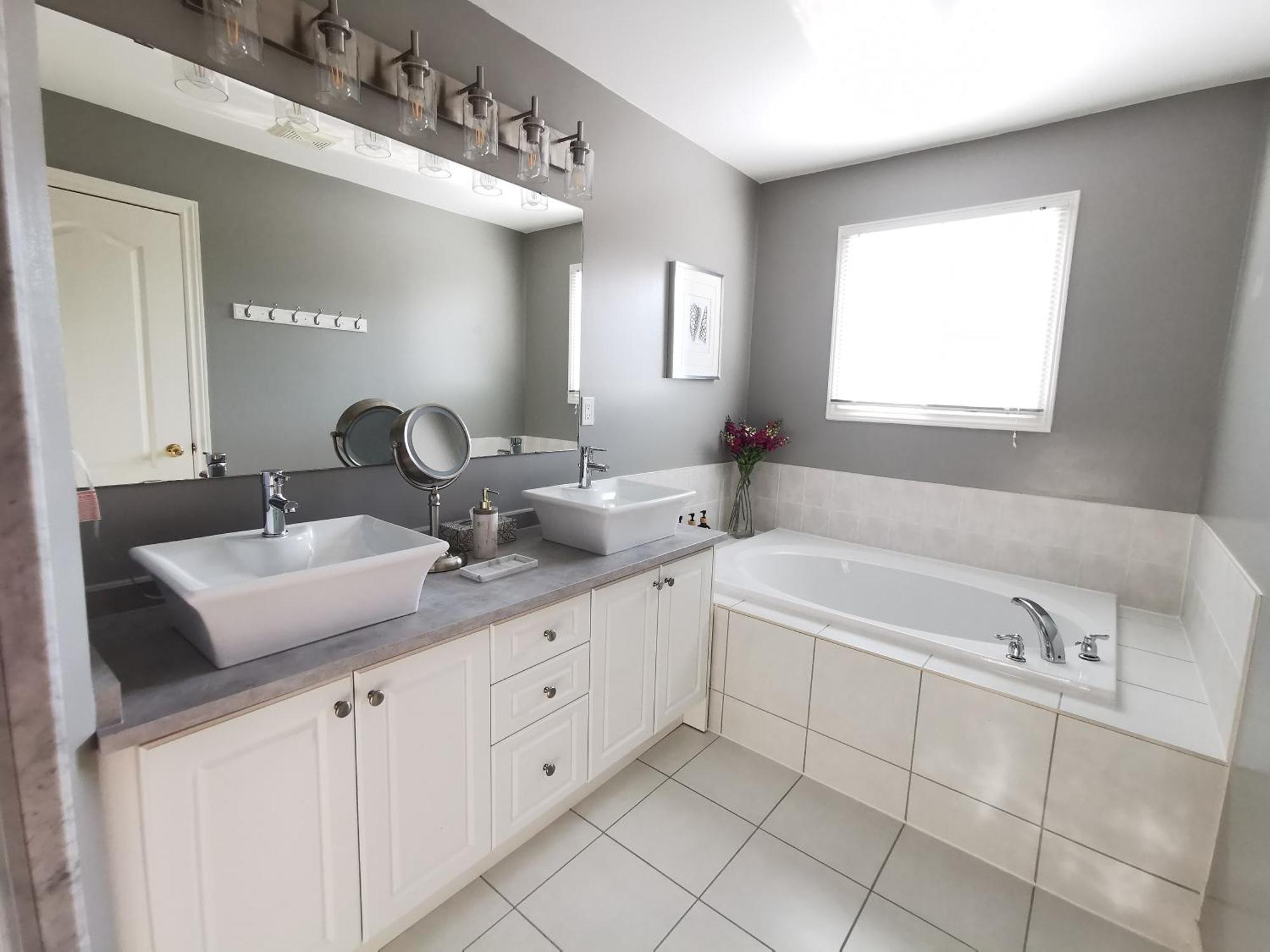 4 Bedroom 3 Washroom Charming Home In Markham With Warm Cozy Vibe Luaran gambar