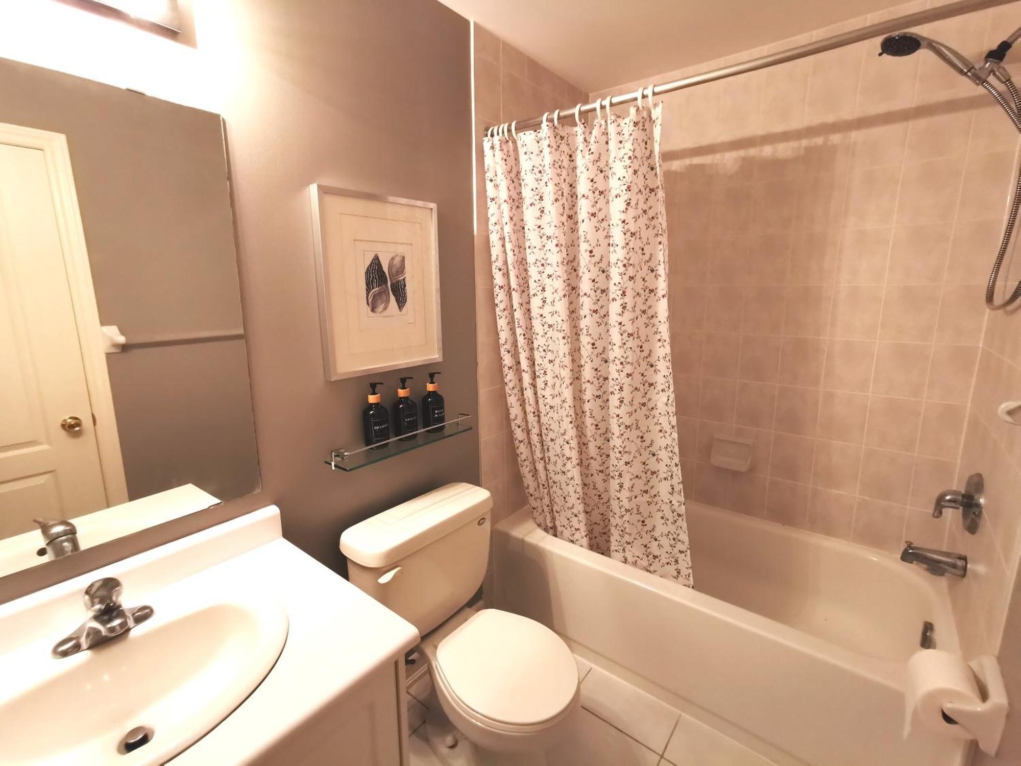 4 Bedroom 3 Washroom Charming Home In Markham With Warm Cozy Vibe Luaran gambar